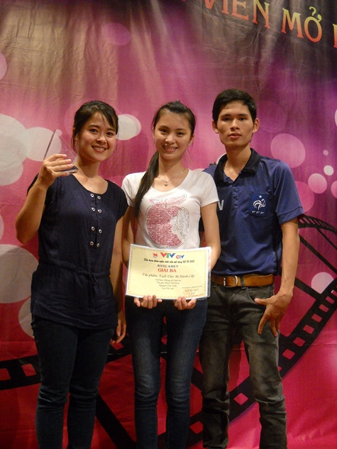 Nhóm tác giả (từ trái sang): Phạm Hôm, Lục Lan, Văn Tuấn vui mừng khi giành giải Ba của Liên hoan Phim SV-TV mở rộng 2012 với tác phẩm "Tuổi thơ bị đánh cắp". Ảnh: Ngọc Khánh Nhóm tác giả (từ trái sang): Phạm Hôm, Lục Lan, Văn Tuấn vui mừng khi giành giải Ba của Liên hoan Phim SV-TV mở rộng 2012 với tác phẩm "Tuổi thơ bị đánh cắp". Ảnh: Ngọc Khánh