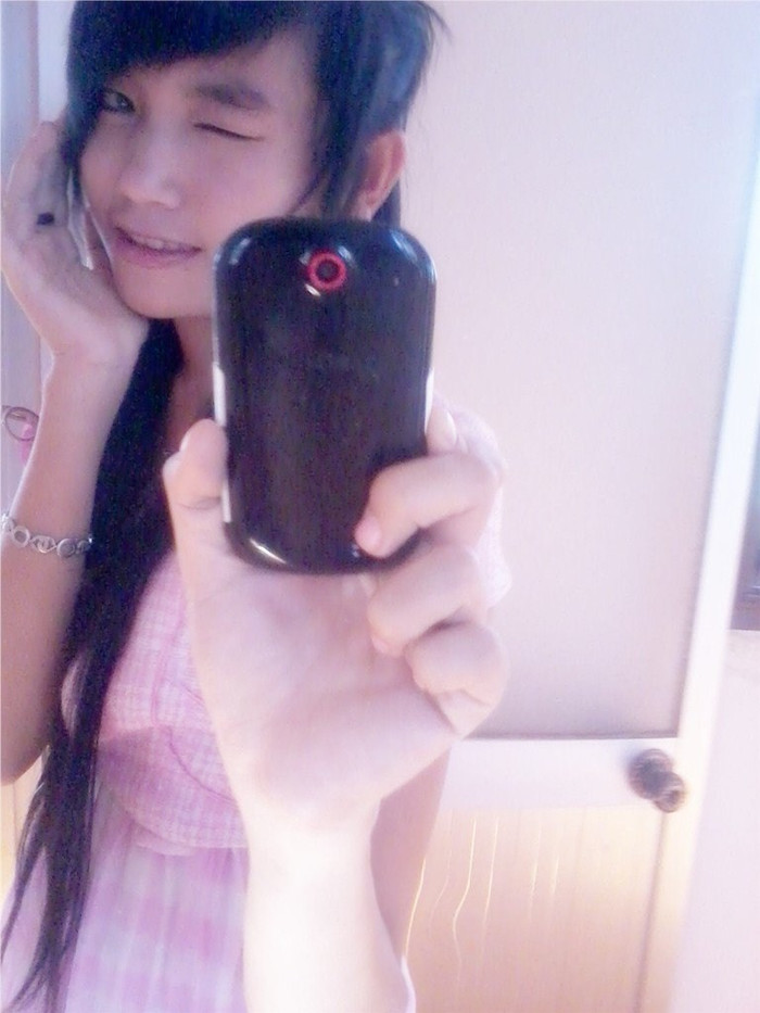 Hồng Gấm có biệt danh là gấu, là người vui vẻ, hò đồng