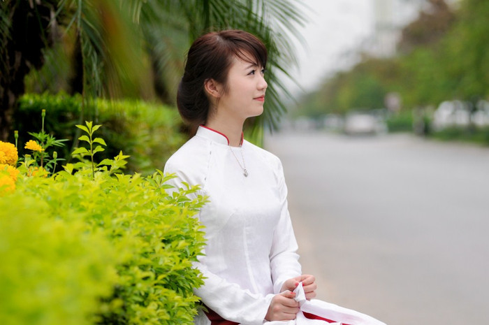 Tuyết Ngân là người tính tình hoạt bát, dễ gần và năng động trong các hoạt động tập thể. Thí sinh Tuyết Ngân mang đến cuộc thi những tà áo dài thướt tha của người con gái Việt