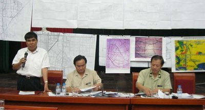 Ông Nguyễn Đức Hải (áo trắng) trong một buổi làm việc với người dân