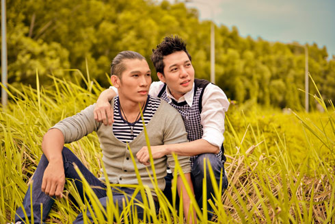 Đây là MV đầu tay của ca sĩ Vỹ Thái, nói về tình yêu đầy ngọt ngào và cay đắng của 2 chàng trai. Họ đến với nhau rồi lìa xa vì không chịu được cái nhìn ác cảm của xã hội. Đây là MV đầu tay của ca sĩ Vỹ Thái, nói về tình yêu đầy ngọt ngào và cay đắng của 2 chàng trai. Họ đến với nhau rồi lìa xa vì không chịu được cái nhìn ác cảm của xã hội.