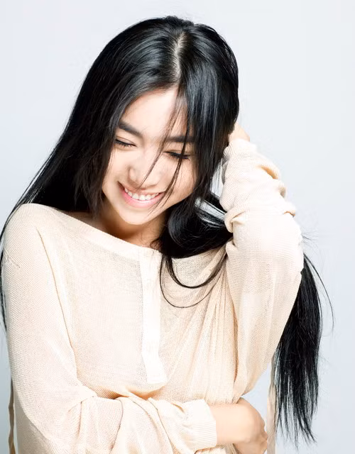 Tuy nhiên, trong bộ ảnh khoe mái tóc mới, Elly quan niệm mái tóc đen để xõa của người phụ nữ châu Á là đẹp nhất.