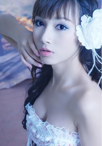 Cô thẳng thắn thừa nhận: “Việc tôi chuyển giới cũng từng rất nhiều lần bị đe dọa cho bại lộ và giờ thì họ đã làm tổn thương tôi thêm lần nữa. Đã vậy thì thà tôi thẳng thắn đối diện và thừa nhận sự thật còn hơn. Nhiều năm trước, tôi thực sự đã từng phẫu thuật chuyển giới. Đúng như nguyện vọng của họ, tôi có thể nude trước mặt mọi người. Tôi mệt mỏi quá rồi, mọi áp lực chịu đựng 6 năm qua giờ thì đã có thể trút bỏ”. Cô thẳng thắn thừa nhận: “Việc tôi chuyển giới cũng từng rất nhiều lần bị đe dọa cho bại lộ và giờ thì họ đã làm tổn thương tôi thêm lần nữa. Đã vậy thì thà tôi thẳng thắn đối diện và thừa nhận sự thật còn hơn. Nhiều năm trước, tôi thực sự đã từng phẫu thuật chuyển giới. Đúng như nguyện vọng của họ, tôi có thể nude trước mặt mọi người. Tôi mệt mỏi quá rồi, mọi áp lực chịu đựng 6 năm qua giờ thì đã có thể trút bỏ”.