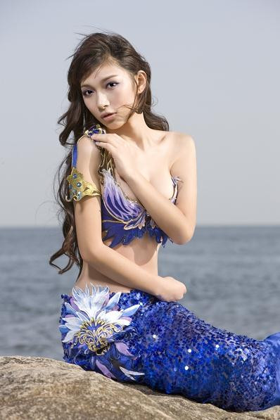 Lưu Thi Hàm sinh ra tại Trung Quốc, từng tốt nghiệp trung cấp truyền hình Hồ Nam. Lưu Thi Hàm sinh ra tại Trung Quốc, từng tốt nghiệp trung cấp truyền hình Hồ Nam.