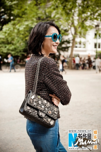 Cận cảnh chiếc túi xách 'dị' của Châu Tấn. Ngoài đời thường, Châu Tân trang điểm nhẹ nhàng, cùng với mái tóc ngắn, trang phục không cầu kỳ.