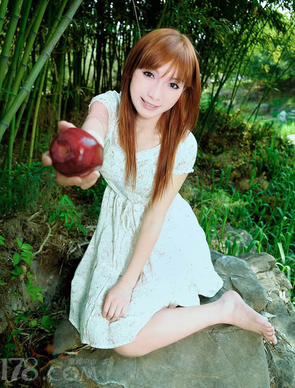 Người mẫu xinh đẹp vẫn khát khao và mong muốn có một gia đình, muốn kết hôn và có con như bao người con gái khác. Cô chia sẻ: "Hiện tại, tôi vẫn đang đấu tranh với chính bản thân mình. Với tôi mọi chuyện còn ở phía trước...". Người mẫu xinh đẹp vẫn khát khao và mong muốn có một gia đình, muốn kết hôn và có con như bao người con gái khác. Cô chia sẻ: "Hiện tại, tôi vẫn đang đấu tranh với chính bản thân mình. Với tôi mọi chuyện còn ở phía trước...".