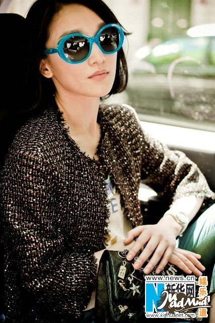 Với thân hình nhỏ nhắn, Châu Tấn mang đậm vẻ đẹp truyền thống Trung Hoa. Trong bộ ảnh đăng trên báo, cô cần theo một chiếc túi xách khá đặc biệt, đính la liệt các hình thù bên ngoài.