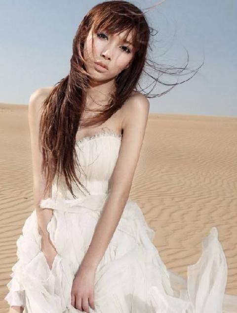 Cuối cùng, sau khi phẫu thuật chuyển giới, gia đình cô cũng bắt đầu học cách chấp nhận sự thật đau đớn này. Cuối cùng, sau khi phẫu thuật chuyển giới, gia đình cô cũng bắt đầu học cách chấp nhận sự thật đau đớn này.