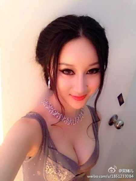 Với nước da cũng trắng, mức độ sexy không kém Can Lộ Lộ, nhiều người đánh giá Ngô Hi Nhi xinh đẹp và gợi cảm hơn. Tuy nhiên gương mặt Ngô Hi Nhi có phần hơi cứng, có nhiều tin đồn cho rằng vẻ đẹp của Ngô Hi Nhi là nhờ dao kéo.