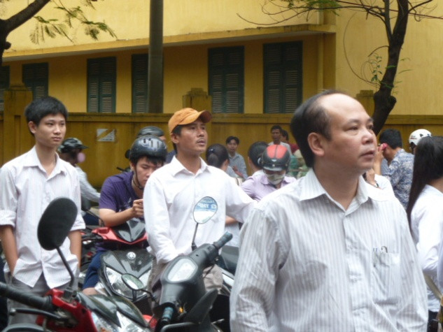 Một số phụ huynh đang không hiểu vì sao cụm thi tại Trường THPT Nhân Chính lại phải đóng cửa. Các phụ huynh cho rằng, lẽ ra phải có nhân viên an ninh túc trực, sẵn sàng mở cửa cho các thí sinh Một số phụ huynh đang không hiểu vì sao cụm thi tại Trường THPT Nhân Chính lại phải đóng cửa. Các phụ huynh cho rằng, lẽ ra phải có nhân viên an ninh túc trực, sẵn sàng mở cửa cho các thí sinh