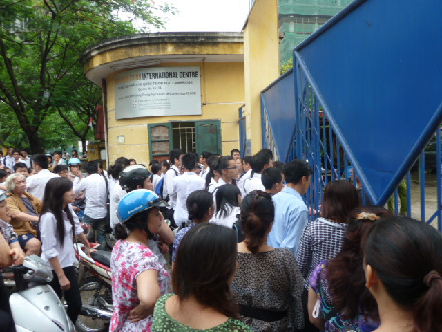 Nhiều thí sinh và phụ huynh tỏ ra không hài lòng khi bị đứng ngoài 15 phút, trong lúc Hội đồng thi khai mạc. Các phụ huynh cho rằng, đóng cổng thế này khiến tâm lý các thí sinh bị ảnh hưởng Nhiều thí sinh và phụ huynh tỏ ra không hài lòng khi bị đứng ngoài 15 phút, trong lúc Hội đồng thi khai mạc. Các phụ huynh cho rằng, đóng cổng thế này khiến tâm lý các thí sinh bị ảnh hưởng