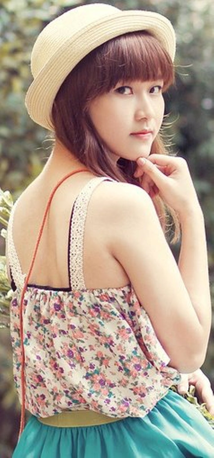 Uyên thích vẽ và nghe nhạc. Những bức tranh của bạn thường mang đề tài tự do nhưng chú trọng hơn cả vẫn là những bức vẽ màu hay dựng khối tĩnh vật