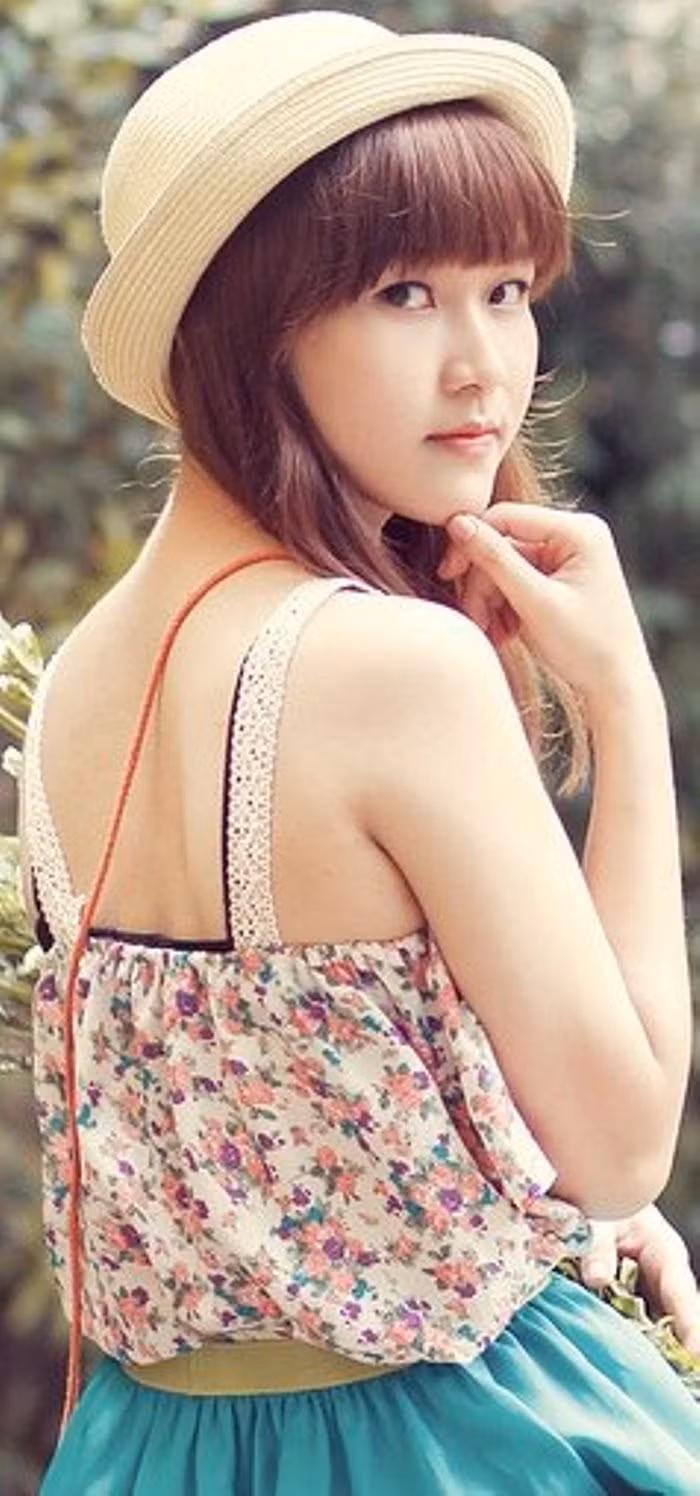 Uyên thích vẽ và nghe nhạc. Những bức tranh của bạn thường mang đề tài tự do nhưng chú trọng hơn cả vẫn là những bức vẽ màu hay dựng khối tĩnh vật Uyên thích vẽ và nghe nhạc. Những bức tranh của bạn thường mang đề tài tự do nhưng chú trọng hơn cả vẫn là những bức vẽ màu hay dựng khối tĩnh vật