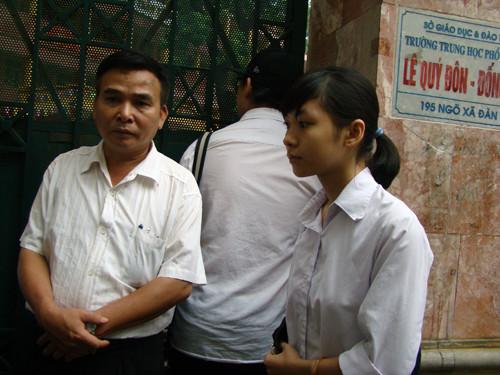 Một thí sinh đang chờ đợi ở điểm thi THPT Lê Quý Đôn vì bên trong đang làm lễ chào cờ, phổ biến quy chế Một thí sinh đang chờ đợi ở điểm thi THPT Lê Quý Đôn vì bên trong đang làm lễ chào cờ, phổ biến quy chế