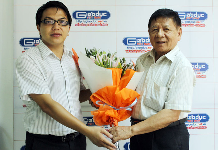 Ông Phan Hồng Sơn - Phó TBT Báo Giáo dục Việt Nam tặng hoa GS. Trần Xuân Nhĩ trước buổi giao lưu trực tuyến Ông Phan Hồng Sơn - Phó TBT Báo Giáo dục Việt Nam tặng hoa GS. Trần Xuân Nhĩ trước buổi giao lưu trực tuyến