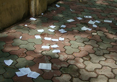 Phao thi môn Sử rải khắp cổng trường THCS Trưng Vương (Hà Nội)