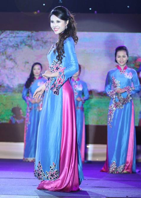 Nguyễn Thị Thương thướt thà trong tà áo dài