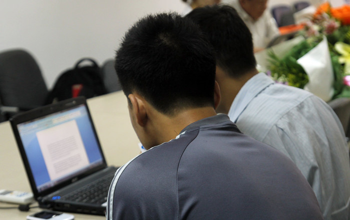 Trên đường tới toàn soạn Báo Giáo dục Việt Nam, thầy giáo NDN gặp phải một vài sự cố nhỏ, nhưng vẫn rất nhiệt tình trả lời đầy đủ các câu hỏi của độc giả cả nước Trên đường tới toàn soạn Báo Giáo dục Việt Nam, thầy giáo NDN gặp phải một vài sự cố nhỏ, nhưng vẫn rất nhiệt tình trả lời đầy đủ các câu hỏi của độc giả cả nước
