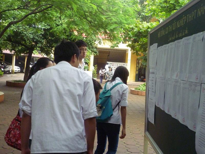 Các thí sinh tranh thủ xem lại bảng nội quy tại điểm thi Khương Đình Các thí sinh tranh thủ xem lại bảng nội quy tại điểm thi Khương Đình