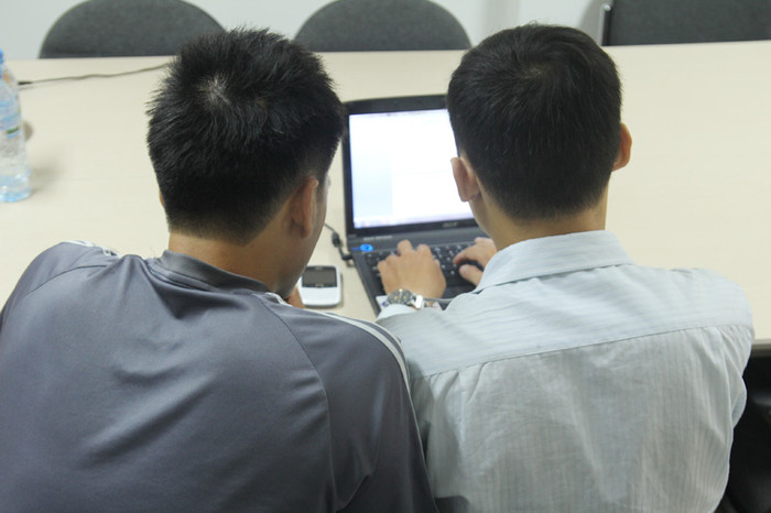 Thầy giáo NDN (chống tiêu cực ở Bắc Giang, ngoài cùng bên trái). Để đảm bảo bí mật danh tính, chúng tôi không công bố hình ảnh của thầy giáo N. Thầy giáo NDN (chống tiêu cực ở Bắc Giang, ngoài cùng bên trái). Để đảm bảo bí mật danh tính, chúng tôi không công bố hình ảnh của thầy giáo N.