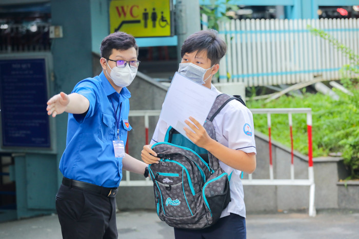 Thầy Vinh hỗ trợ tiếp sức mùa thi. (Ảnh: NVCC) Tham gia hỗ trợ chương trình Tiếp sức mùa thi Vinh.jpg