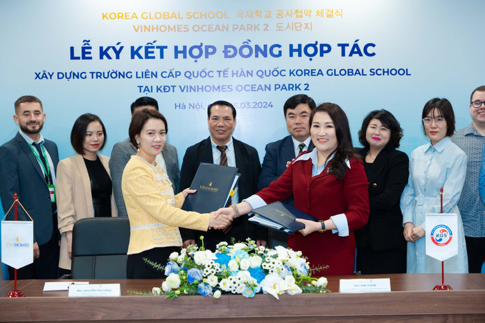 Bà Kim Ji Eun - Chủ tịch Hội đồng Quản trị Hệ thống Trường liên cấp Quốc tế Korea Global School ký kết với đại diện Công ty cổ phần Vinhomes z5265219978241_d5c4031d3db8986edf53c41366c95ed2.jpg