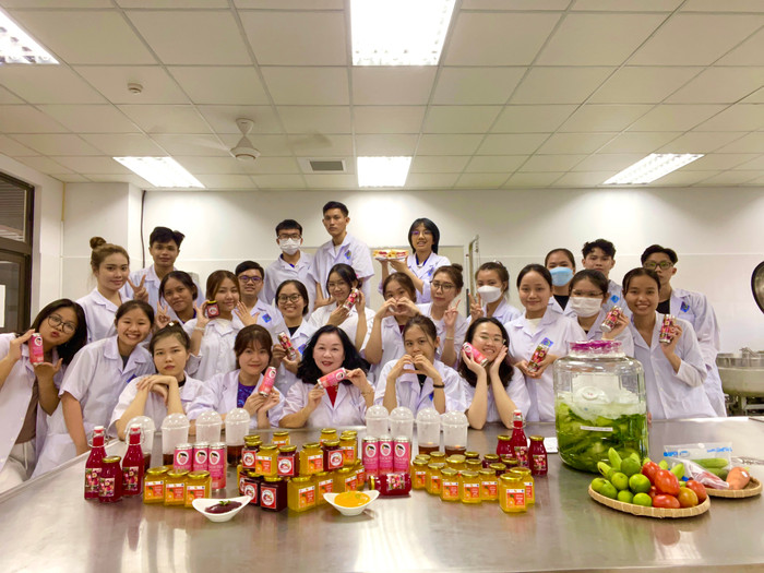 Giáo sư Thủy cùng sinh viên lớp Công nghệ thực phẩm - Chất lượng cao Trường Đại học Cần Thơ. Ảnh nhân vật cung cấp GS Thủy.jpg