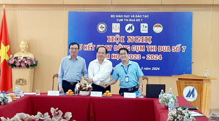 Lãnh đạo ba trường cao đẳng sư phạm trung ương trong buổi lễ ký kết biên bản ghi nhớ. (Ảnh: NTCC) z5298880265740_1d9c597dbf9eba69408af4e3f930bfd3.jpg