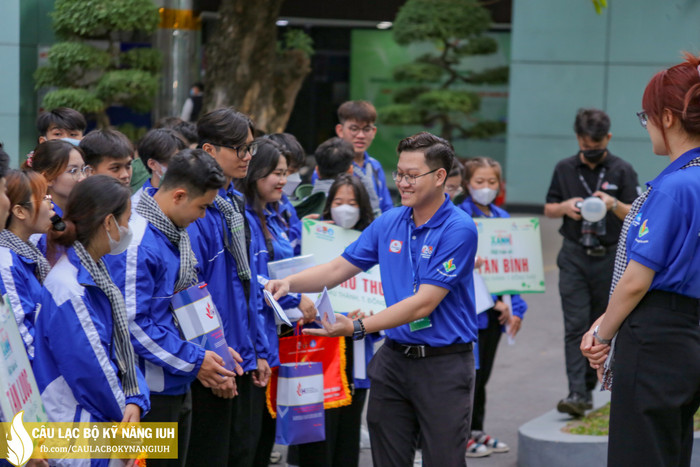 Thầy Vinh trao quà cho sinh viên tình nguyện Mùa hè xanh năm 2023. (Ảnh: NVCC) Mùa hè xanh 2023 Vinh.jpeg