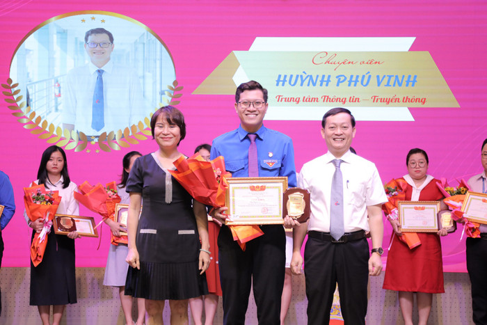 Thầy Vinh nhận giải thưởng “Cán bộ, Viên chức trẻ, giỏi, thân thiện" của Trường Đại học Công nghiệp Thành phố Hồ Chí Minh. (Ảnh: NVCC) Đạt Giải thưởng Cán bộ - Viên chức trẻ - giỏi - thân thiện năm Vinh .jpg