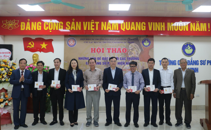 Lãnh đạo Hiệp hội Các trường đại học, cao đẳng Việt Nam trao kỷ niệm chương cho một số thành viên Câu lạc bộ Các trường cao đẳng sư phạm. Ảnh: Ngọc Mai GDVN 10.JPG