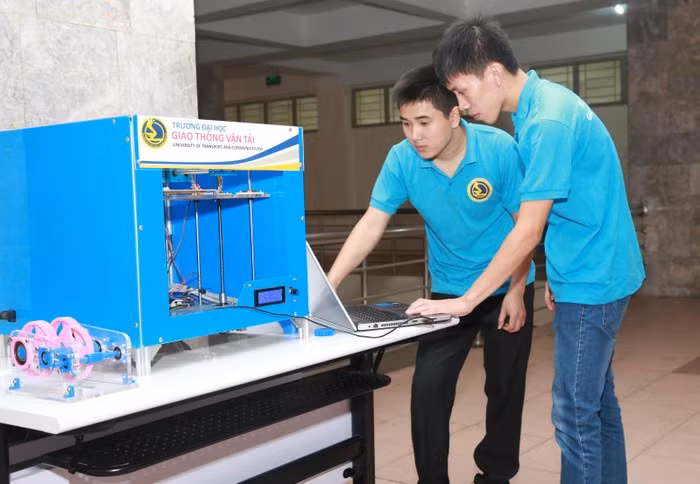 Sinh viên trường đại học giao thông vận tải.jpeg