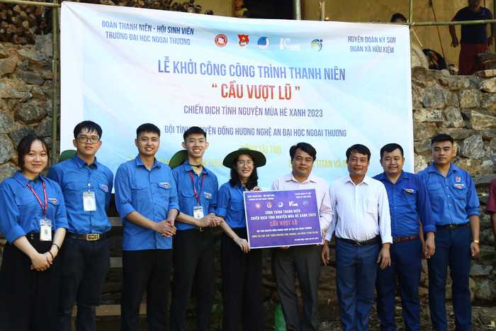 Cô Tiên (đội mũ) trong Lễ khởi công Công trình Thanh niên "Cầu vượt lũ". (Ảnh: NVCC) Cô Tiên 1.JPG