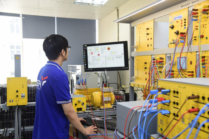 Sinh viên ngành Kỹ thuật điện và Năng lượng tái tạo Trường Đại học Khoa học và Công nghệ Hà Nội thực hành. (Ảnh: NTCC) SV USTH.jpg