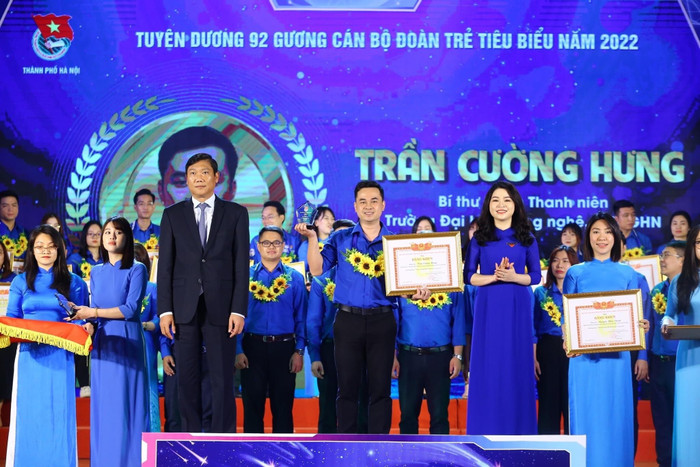 Tiến sĩ Trần Cường Hưng nhận Bằng khen của Ban Chấp hành Đoàn Thanh niên Cộng sản Hồ Chí Minh Thành phố Hà Nội đạt danh hiệu “Cán bộ đoàn Thủ đô tiêu biểu năm 2022. (Ảnh: NVCC) Anh Hưng.jpg
