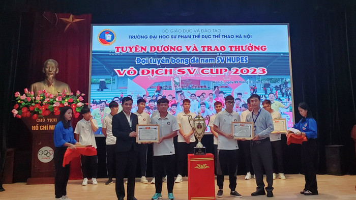 Lãnh đạo Trường Đại học Sư phạm Thể dục thể thao Hà Nội (thầy Nguyên đứng bên phải hình) tuyên dương và trao thưởng cho đội bóng đá nam vô địch Sinh viên Cup 2023 của trường. Ảnh: NTCC Thầy Nguyên 2.jpg