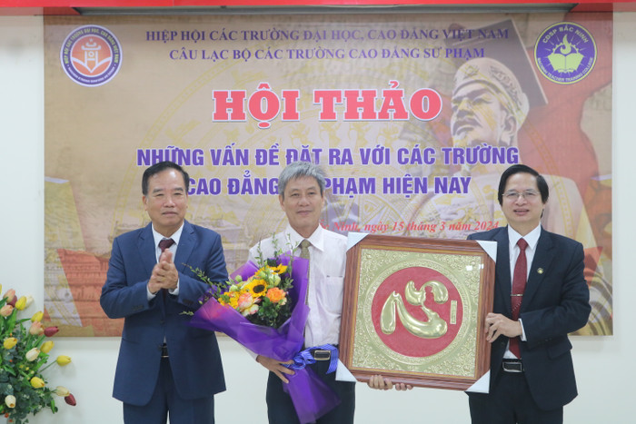 Lãnh đạo Hiệp hội cùng Hiệu trưởng Trường Cao đẳng Sư phạm Bắc Ninh tri ân Tiến sĩ Hồ Cảnh Hạnh. Ảnh: Ngọc Mai GDVN 11.JPG