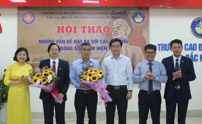 Ban Chủ nhiệm Câu lạc bộ Các trường cao đẳng sư phạm tặng hoa cho đơn vị đăng cai tổ chức hội thảo năm 2025 - Trường Cao đẳng Sư phạm Quảng Trị GDVN 12.JPG