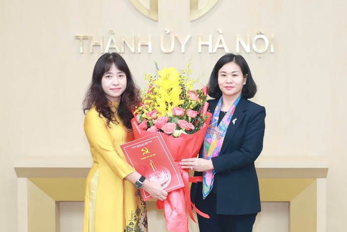 Phó Giáo sư, Tiến sĩ Nguyễn Vũ Bích Hiền (bên trái) nhận quyết định giữ chức vụ Phó Bí thư Đảng uỷ Khối các trường đại học, cao đẳng Hà Nội, nhiệm kỳ 2020 – 2025. (Ảnh: Cổng Thông tin điện tử Chính phủ Xây dựng chính sách, pháp luật) mai2.jpg