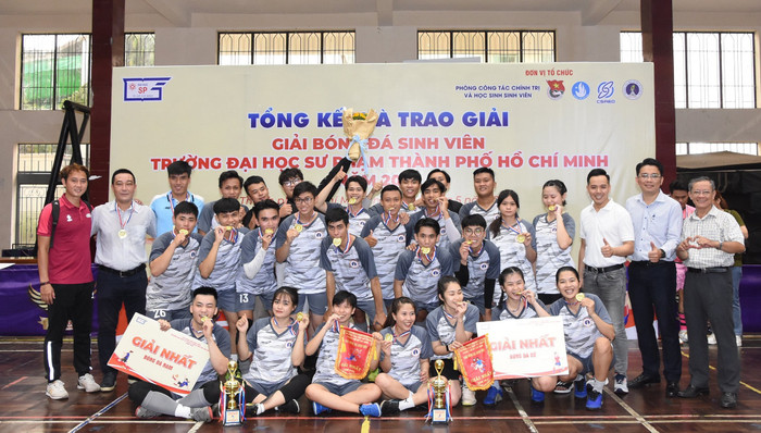 Tiến sĩ Huỳnh Trung Phong (thứ 3, từ phải sang) trong lễ tổng kết và trao giải Giải bóng đá sinh viên Trường Đại học Sư phạm Thành phố Hồ Chí Minh. (Ảnh: website nhà trường) Thầy Phong.jpg