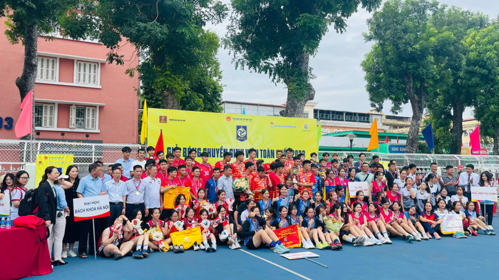 Thầy Duyệt (thứ 8, hàng đứng, từ trái sang) chụp ảnh cùng đại biểu, các đội chơi trong Giải bóng chuyền sinh viên toàn quốc 2023. (Ảnh: NVCC) Thầy Duyệt.jpg
