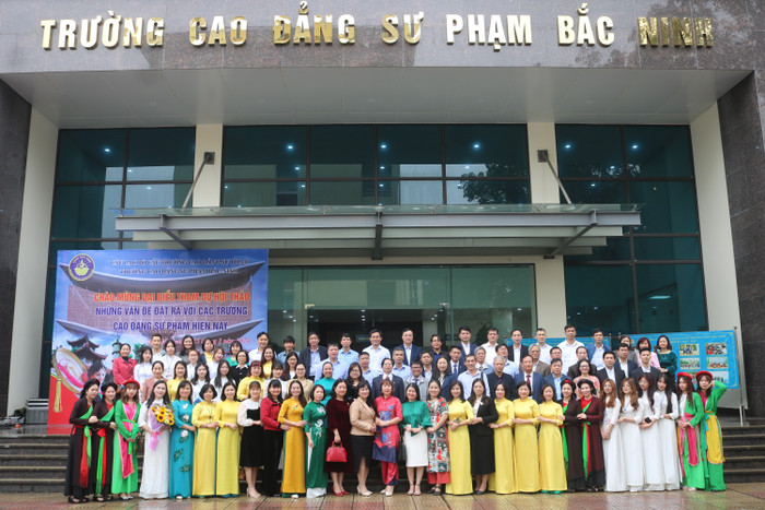 Lãnh đạo Hiệp hội Các trường đại học, cao đẳng Việt Nam, thành viên Câu lạc bộ Các trường cao đẳng sư phạm, giảng viên, sinh viên Trường Cao đẳng Sư phạm Bắc Ninh chụp ảnh kỉ niệm. Ảnh: Ngọc Mai GDVN 13.JPG