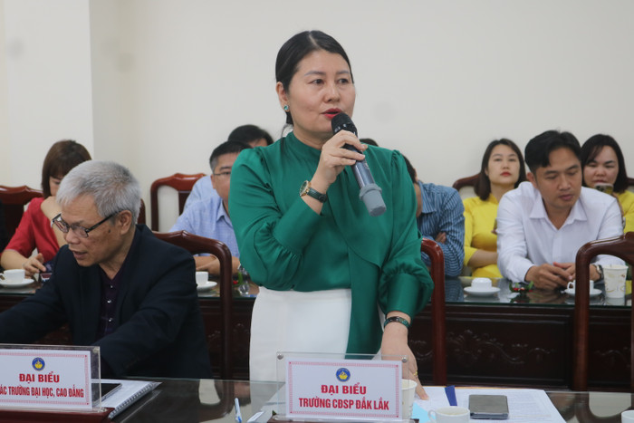 Tiến sĩ Lữ Thị Hải Yến – Chủ tịch Hội đồng trường Trường Cao đẳng Sư phạm Đắk Lắk thảo luận. Ảnh: Ngọc Mai GDVN 8.JPG