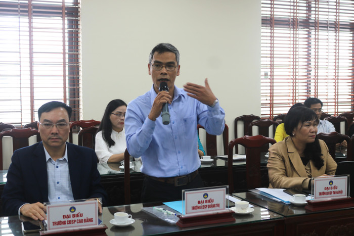 Thạc sĩ Nguyễn Trương Trưởng - Chủ tịch Hội đồng trường Trường Cao đẳng Sư phạm Quảng Trị thảo luận. Ảnh: Ngọc Mai GDVN 9.JPG
