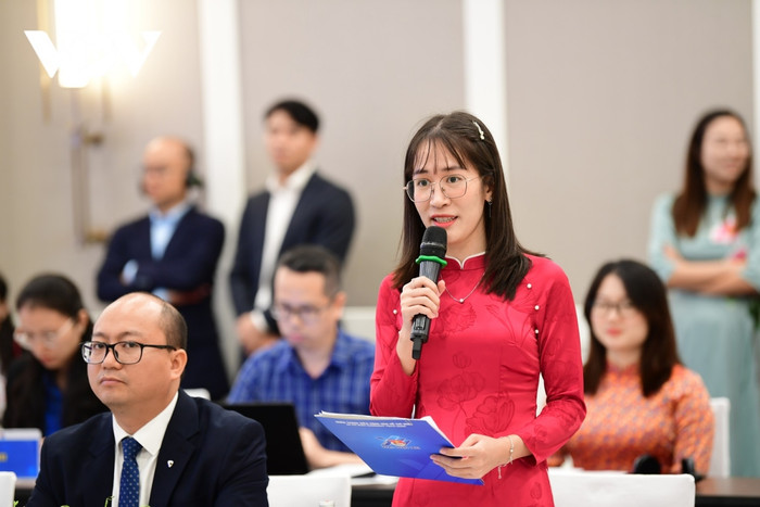 Cô Tiên phát biểu trước Thủ tướng hai nước Việt Nam và Singapore trong Chương trình Đối thoại lãnh đạo trẻ Việt Nam - Singapore năm 2023. (Ảnh: NVCC) Cô tiên 3.JPG