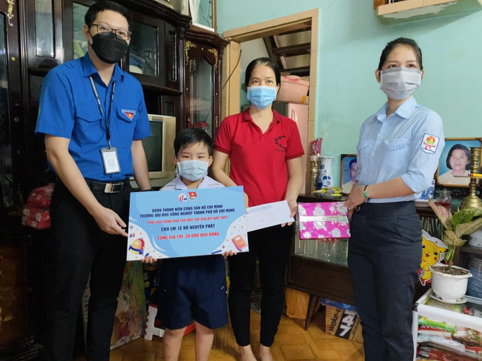 Thầy Vinh trao tặng học bổng của Đoàn Thanh niên Cộng sản Hồ Chí Minh Trường Đại học Công nghiệp Thành phố Hồ Chí Minh bảo trợ học sinh đến hết trung học phổ thông. (Ảnh: NVCC) Trao tặng học bổng Đoàn trường bảo trợ đến hết bậc THPT cho học sinh năm 2021 Vinh.jpg