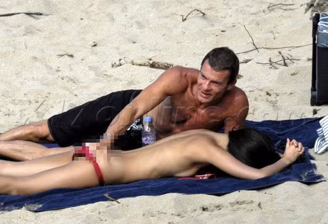 Tuy nhiên, Chương Tử Di đã phủ nhận các tin đồn về việc cô đã dan díu với cựu Bí thư Trùng Khánh Bạc Hy Lai để đổi lại những món tiền lớn. Cô còn cho biết sẽ kiện tới cùng những kẻ tung tin đồn thất thiệt. Bức ảnh cho thấy Chương Tử Di có tư tưởng rất thoáng mở về "chuyện ấy".