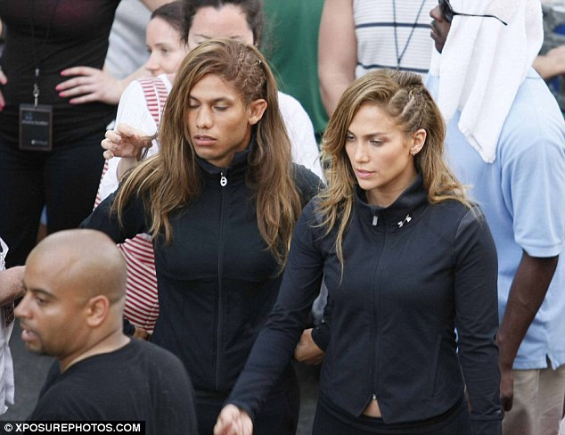 Jennifer Lopez phải nhờ đến người đóng thế nam trong video âm nhạc "Follow the Leader" quay ở Mexico Jennifer Lopez phải nhờ đến người đóng thế nam trong video âm nhạc "Follow the Leader" quay ở Mexico