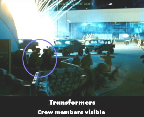 Người trong đoàn làm phim lọt vào cảnh quay căn cứ ở Quatar bị tấn công. Người trong đoàn làm phim lọt vào cảnh quay căn cứ ở Quatar bị tấn công.