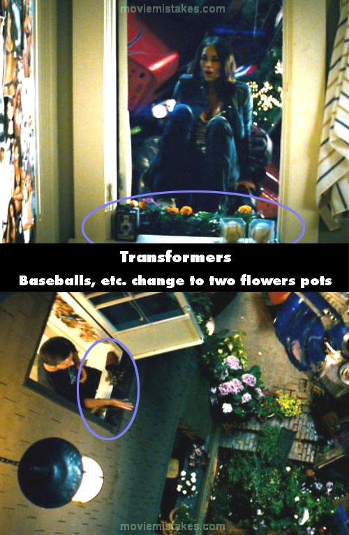 Hai quả bóng chày và các đồ vật khác trên bậu cửa đã bị thay bằng 2 chậu hoa nhỏ. Hai quả bóng chày và các đồ vật khác trên bậu cửa đã bị thay bằng 2 chậu hoa nhỏ.